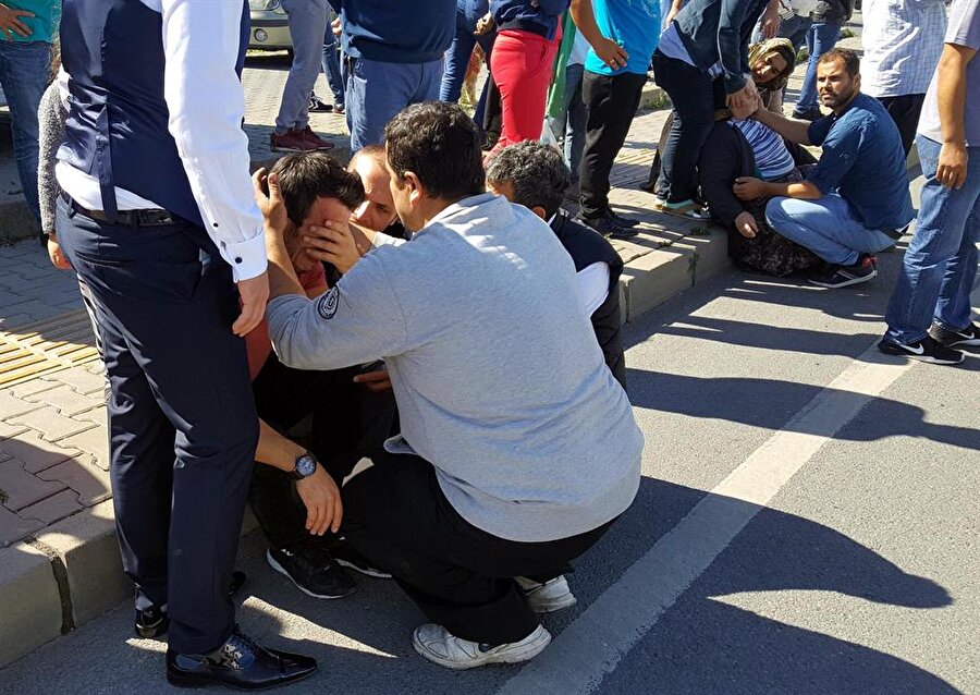 Kaza yapan sürücü gözyaşlarına hakim olamadı.