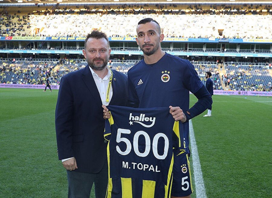 Mehmet Topal'a geçtiğimiz günlerde 500. maçına çıkması sebebiyle forma takdim edilirken.