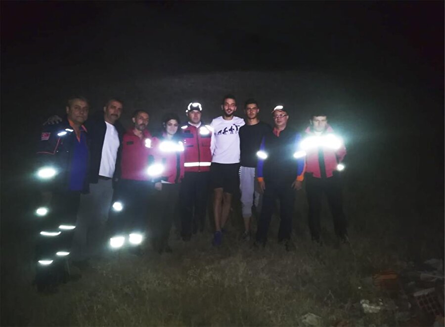 Ekipler 2 saat süren arama kurtarma çalışması sonucunda kaya tırmanışı yapmak isteyen Mert Halıcı ve Ersel Geçgin’i buldu.