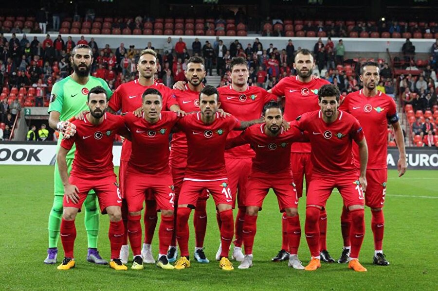 Akhisarspor, karşılaşma öncesi takım halinde basın mensuplarına poz verirken.
