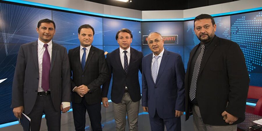 Ajansların spor müdürleri ile buluşan Tamer Tuna, foto muhabirlerine poz veriyor.