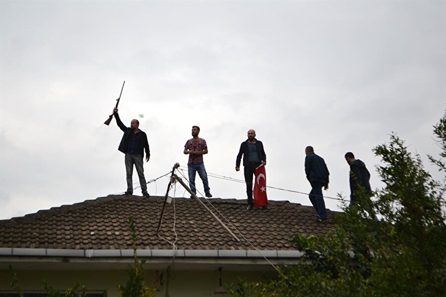 Yıkımın ertelenmesini isteyen aileler ile yıkım ekibi arasında arbede çıktı.