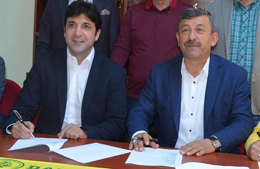 Oktay Derelioğlu, kulüp tesislerinde düzenlenen basın toplantısında sözleşmeye imza attı.