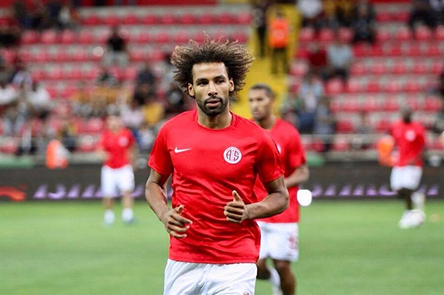 Antalyasporlu Nazım Sangare karşılaşma öncesi ısınırken.