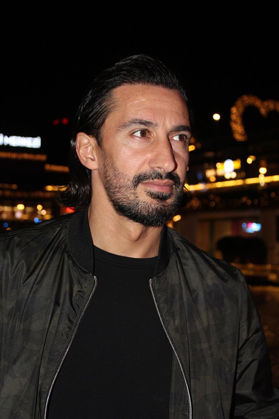 Hasan Kabze şık kıyafetiyle objektiflere poz verdi.