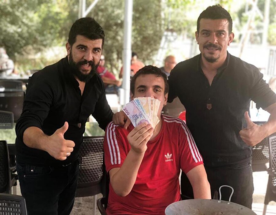 42 dakikada 302 çöp şiş yiyerek restoranın rekorunu kıran Çayırtarla, 10 bin TL ödül kazandı.