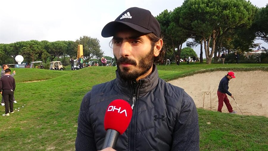 Hamit Altıntop golf turnuvasında basın mensuplarına açıklamalarda bulunurken.
