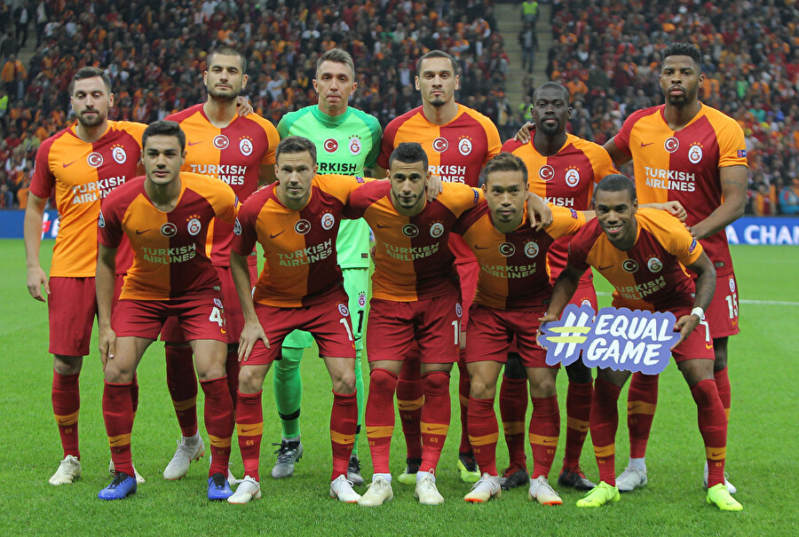 Galatasaray, Türk Telekom Stadyumu'nda oynanan Schalke 04 maçı öncesinde takım olarak poz veriyor...