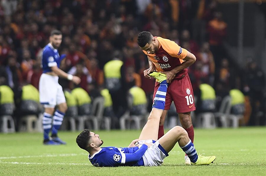 Belhanda, Schalke 04 maçında sakatlık yaşayan rakibine yardımcı olurken.