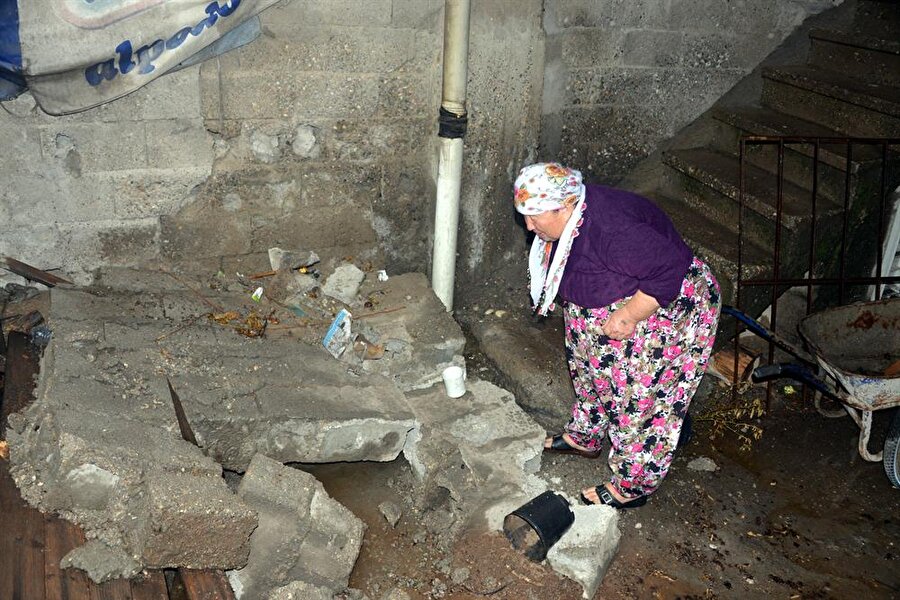 İstinat duvarının altında kalan küçük Elif ağır yaralandı.