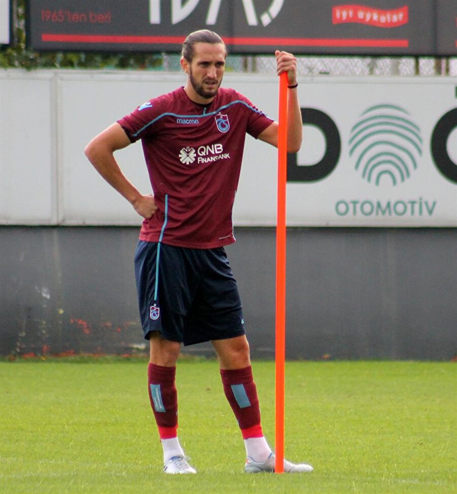 Yusuf Yazıcı, antrenmanda dinlenirken.