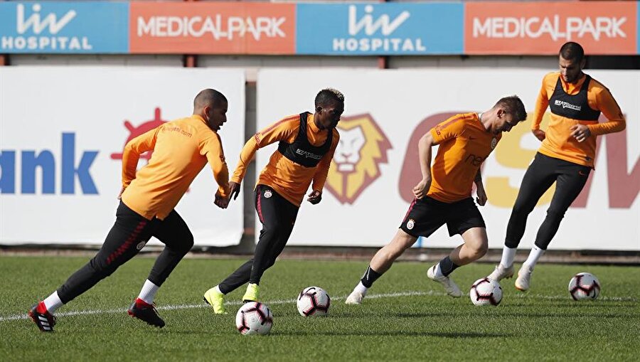 Galatasaraylı oyuncular toplu çalışma gerçekleştirirken.
