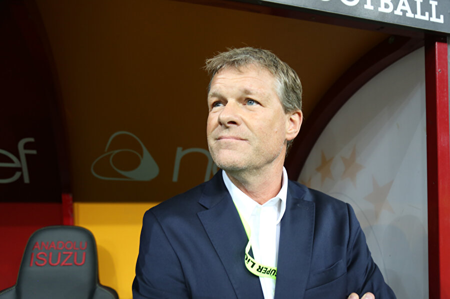 Erwin Koeman, Galatasaray derbisinde kendisine ayrılan yedek kulübesinde maçın başlama vuruşunu bekliyor.