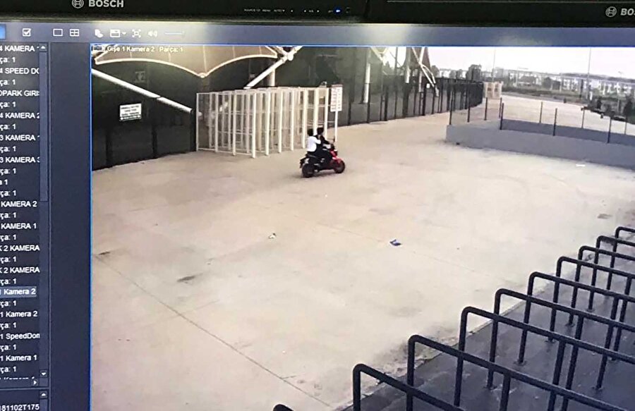 Motosikletli şahısların stada girişi güvenlik kameralarına böyle yansıdı.