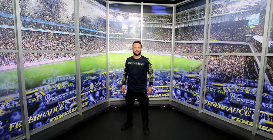 Valbuena, FB TV'de katıldığı yayın öncesinde poz vermeyi ihmal etmiyor.