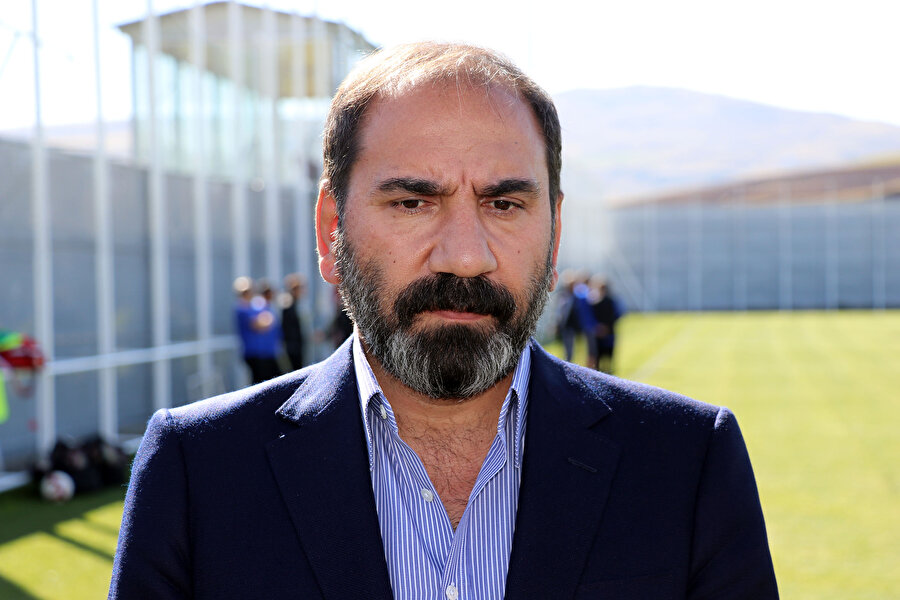 Sivasspor Kulübü Başkanı Mecnun Otyakmaz, antrenmanda objektiflere poz verirken.