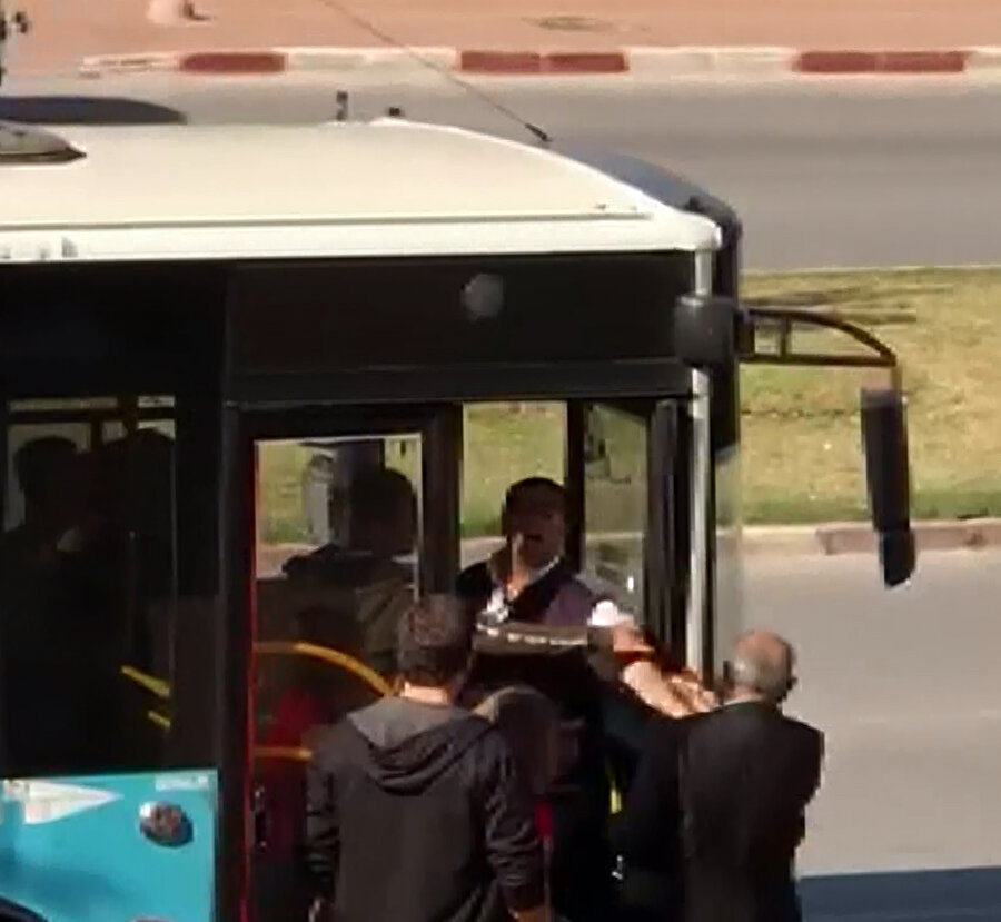 Özel halk otobüsü şoförü emekli polis gazisini iterek otobüsten indirdi.