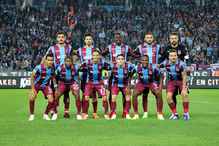 Trabzonsporlu oyuncular maç öncesi takım fotoğrafı çektirirken.