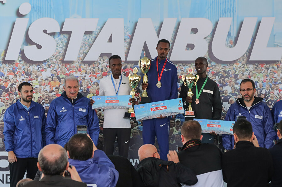 İstanbul Maratonu'nda ödüller verildi.