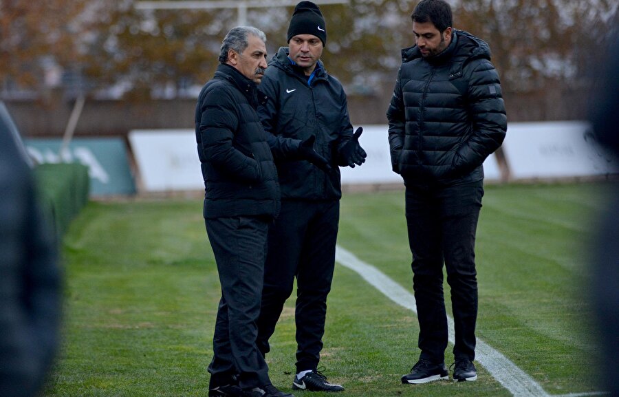 Kayserispor Başkanı Erol Bedir, teknik heyetle fikir alışverişinde bulunuyor.