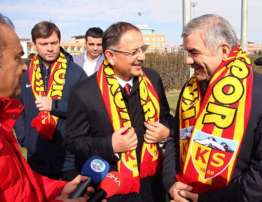 Mehmet Özhaseki ve Mustafa Çelik sohbet ederlerken...