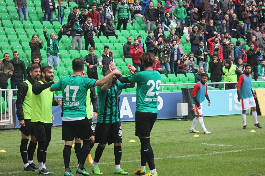 Sakaryasporlu futbolcular atılan gol sonrası büyük sevinç yaşadılar.