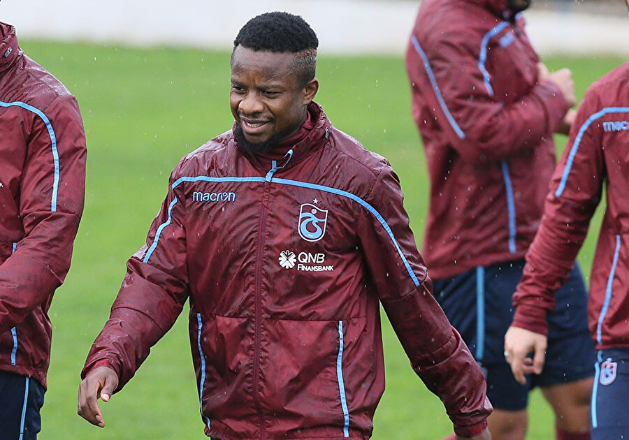 Ogenyi Onazi idmanda ısınıyor.