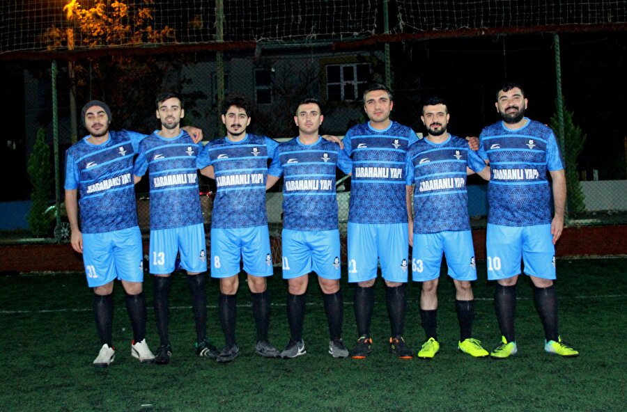 "Garipler" isimli futbol kulübü oyuncuları takım halinde poz verdiler.