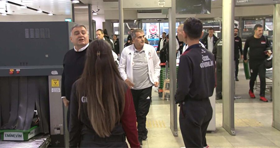 Beşiktaş kafilesi havalimanında kontrolden geçerken...