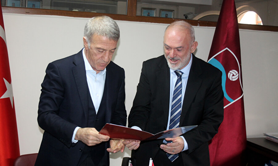 Trabzonspor'da hafta sonu gerçekleştirilecek olağan genel kurulda tek aday olan Ahmet Ağaoğlu, listesini Divan Kurulu Başkanına teslim ediyor...