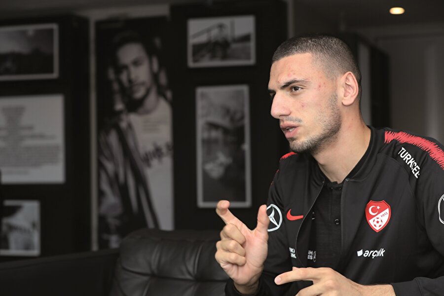 Merih Demiral, Tam Saha Dergisi için röportaj veriyor.