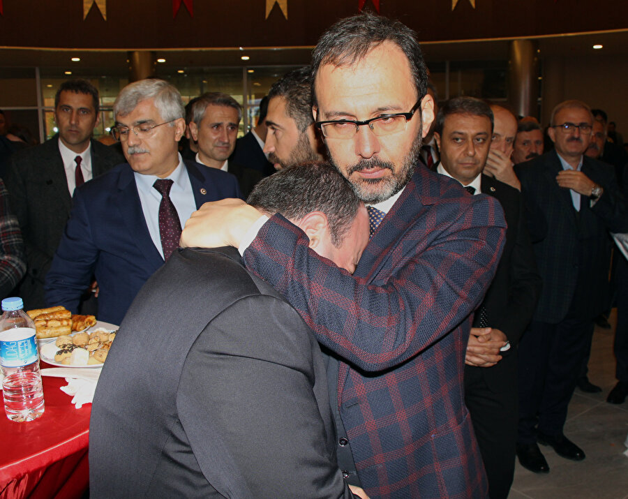 Bakan Varank, ağabeyi adına yaptırılan kütüphanenin açılışında gözyaşını tutamadı.