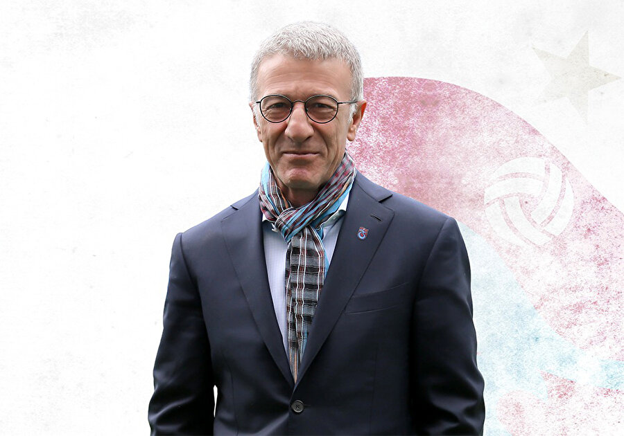Ahmet Ağaoğlu röportaj vermeden önce gazetecilere poz veriyor.
