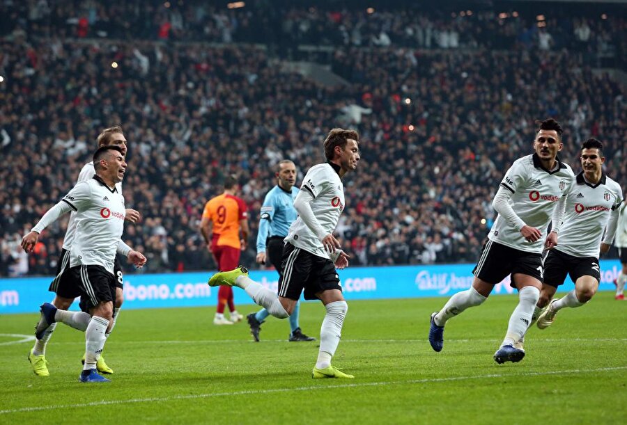 Beşiktaşlı oyuncular Ljajic'in golü sonrası sevinirken...