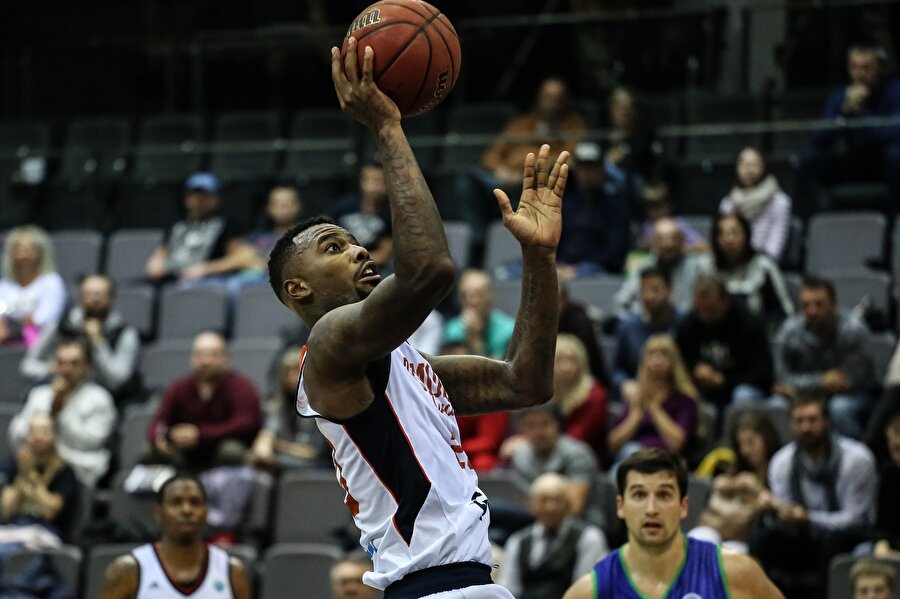 D.J. Shelton turnike atarken...