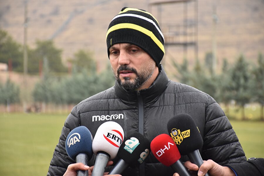 Erol Bulut idmanda gazetecilerin sorularını yanıtlıyor.