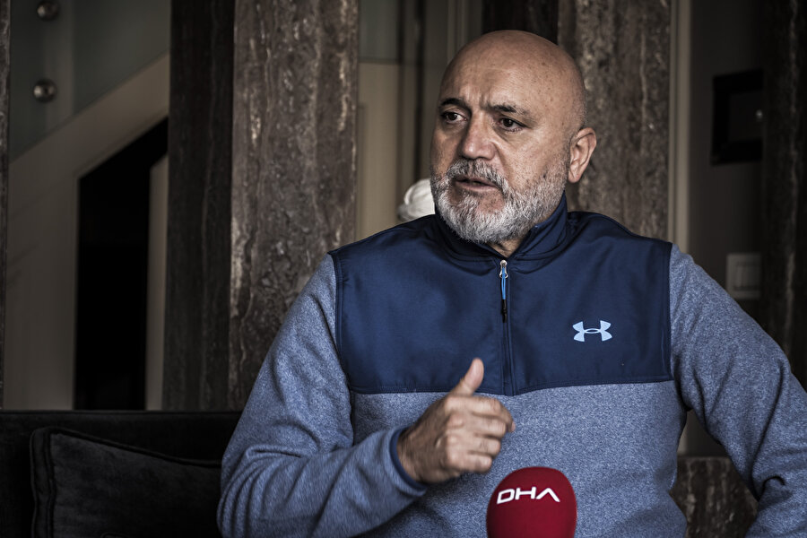Hikmet Karaman, basın mensuplarına açıklamalarda bulunuyor...