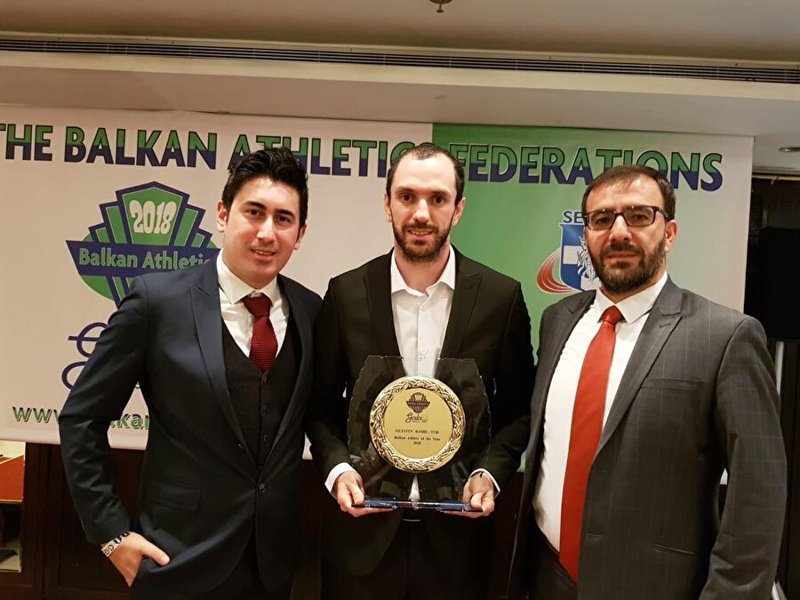 Ramil Guliyev 'Yılın Erkek Atleti' ödülü ile birlikte poz verirken...