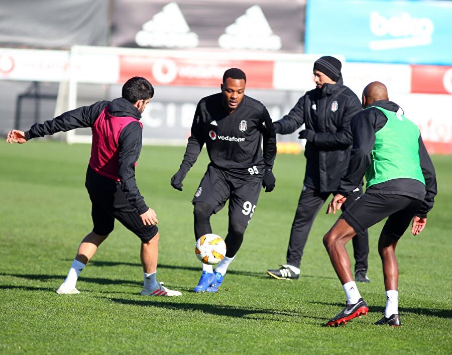 Beşiktaşlı oyuncular antrenmanda kendi aralarında çalışma yaparken...