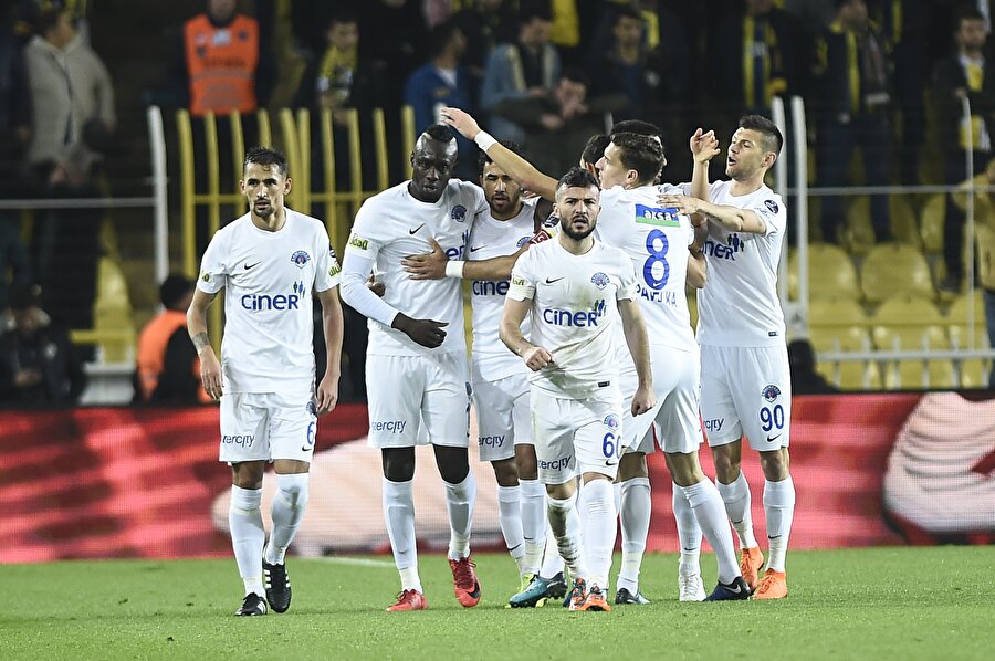 Kasımpaşalı oyuncular atılan gol sonrası sevinç yaşarken...