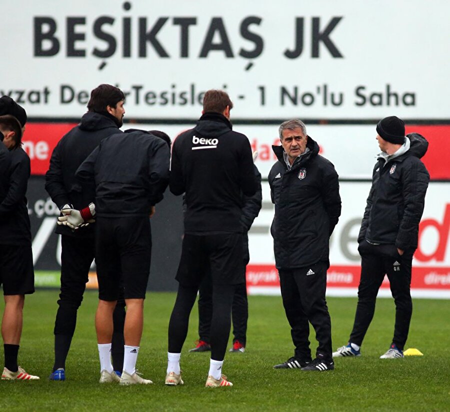 Şenol Güneş, oyuncuları ile konuşma yaparken...