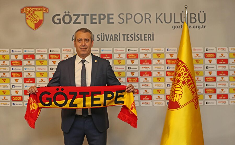Göztepe'de göreve başlayan Özdeş, Göztepe atkısı ile poz veriyor...