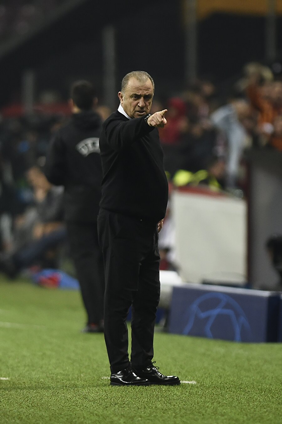 Fatih Terim yardımcı hakeme tepki gösteriyor.