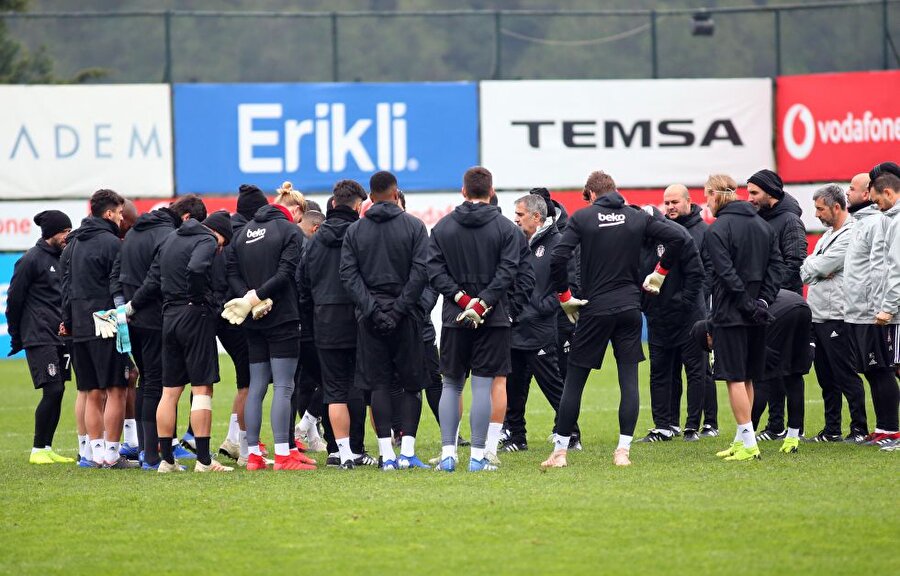 Teknik Direktör Şenol Güneş, oyuncularıyla antrenman öncesinde konuşma yaparken...