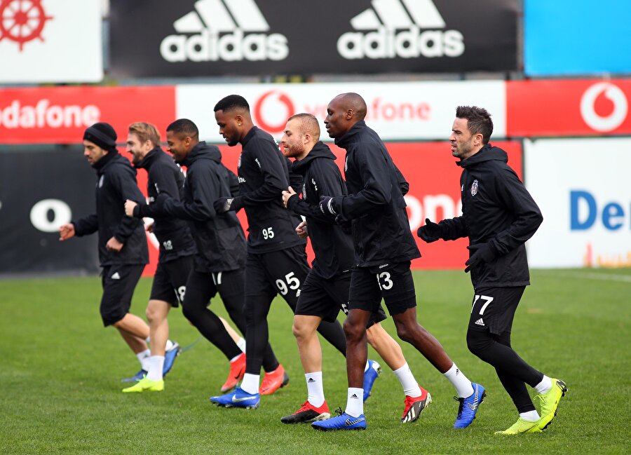 Beşiktaşlı oyuncular düz koşu yaparken...