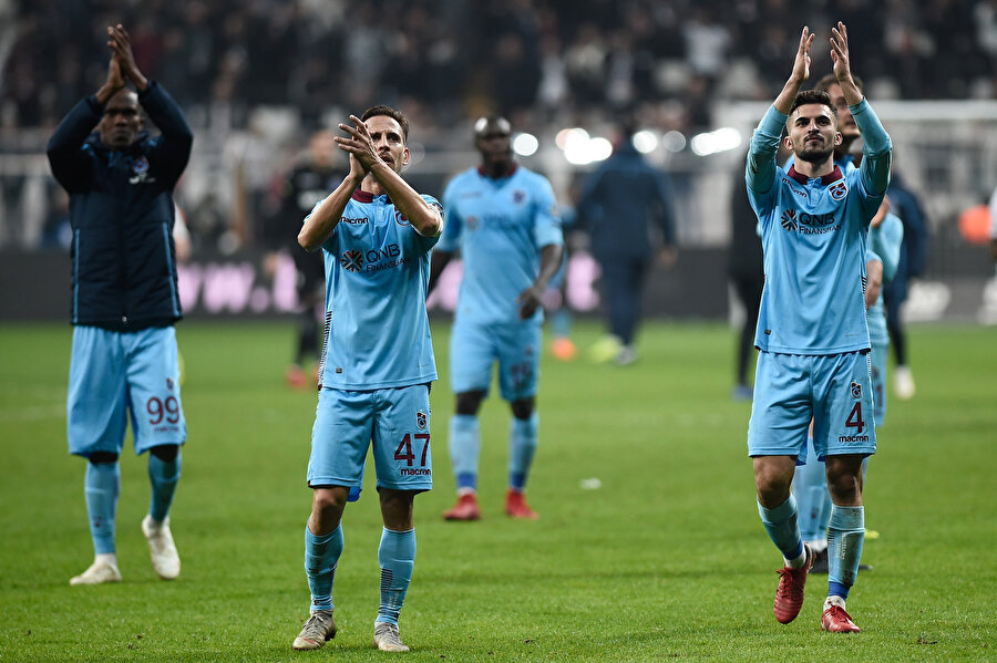Bordo mavililer Vodafone Park'ta kendilerini yalnız bırakmayan taraftarlarını alkışlıyor...