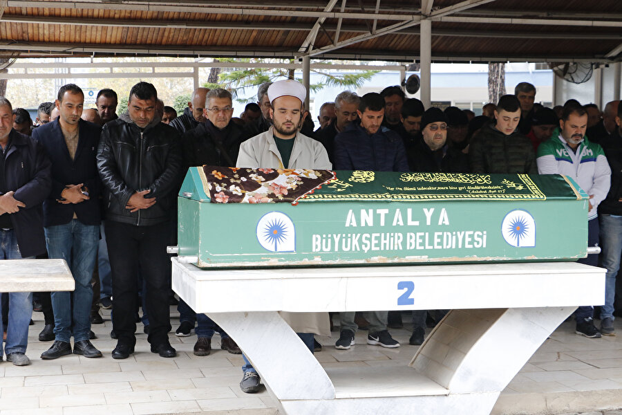 Uncalı Mezarlığı'nda Yıldız için öğle vakti cenaze töreni düzenlendi.