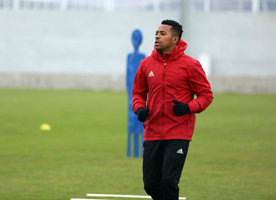 Brezilya Milli Takımı'nın formasını 99 kez giyen Robinho, bu karşılaşmalarda 28 gol kaydetti.