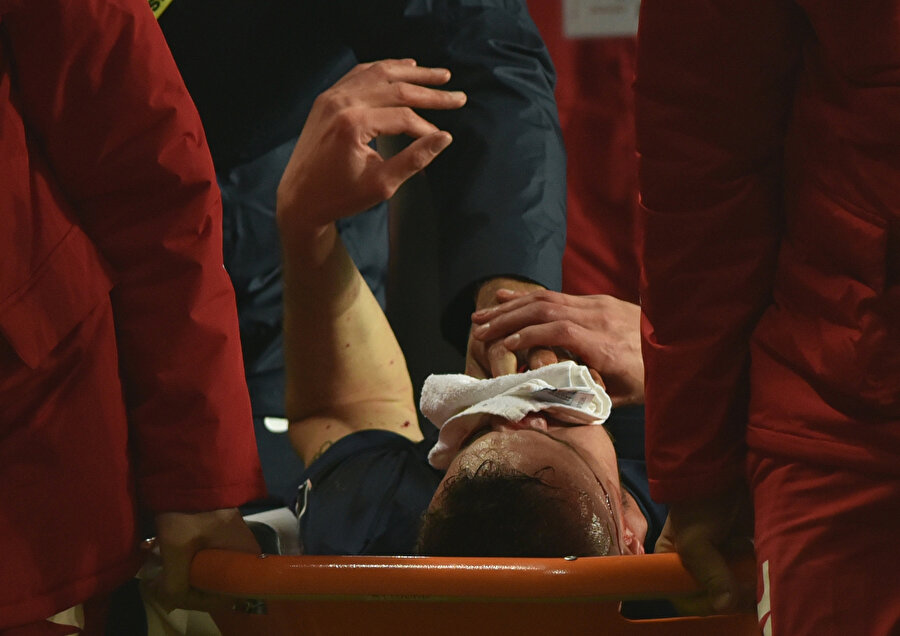 Burnu kırılan Chico sağlık görevlileri eşliğinde hastaneye götürülmek üzere ambulansa bindiriliyor.