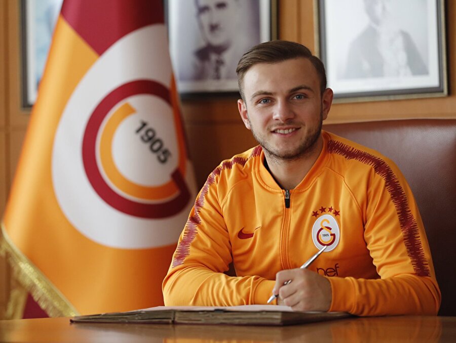 Celil Yüksel resmi mukaveleye imza atıyor.